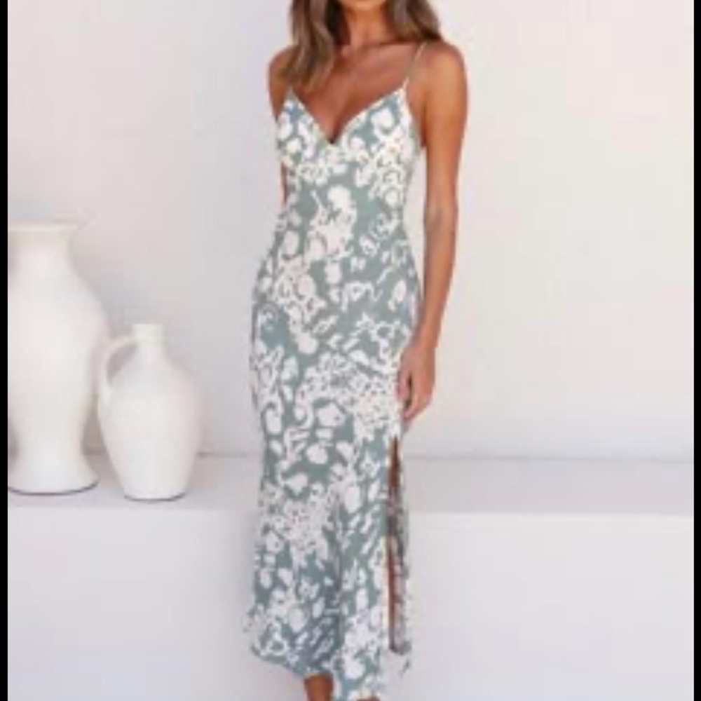 Selfie Leslie Green and White Floral Midi Dress